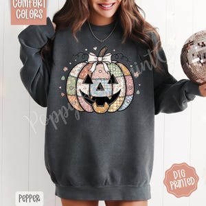 Patchwork Pumpkin Comfort Colors Sweatshirt, Trendy Crewneck, Quilted Pumpkin Sweater, Coquette Pumpkin Sweatshirt, Jack O Lantern Sweater bild 4