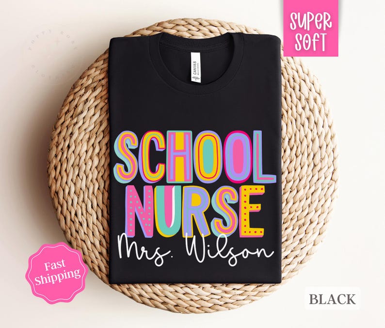 Puede incluir: Camiseta negra con el texto "SCHOOL NURSE Mrs. Wilson" en letras coloridas y divertidas. La camiseta est&aacute; hecha de tela s&uacute;per suave.
