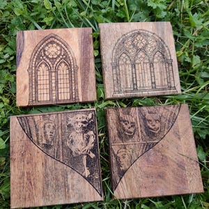 Könnte beinhalten: Vier Untersetzer aus Holz mit verschiedenen Designs. Die ersten beiden Untersetzer zeigen eine Schwarzweißillustration eines gotischen Bogenfensters. Die letzten beiden Untersetzer zeigen eine Schwarzweißillustration einer mittelalterlichen Szene mit einer Gargoyle und einem menschlichen Gesicht.