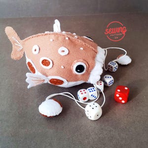 Motif de sac de dés poisson-globe | Tutoriel couture main en feutre pour RPG D&D | Cadeau de joueur unique | Pochette DIY D&D Dice