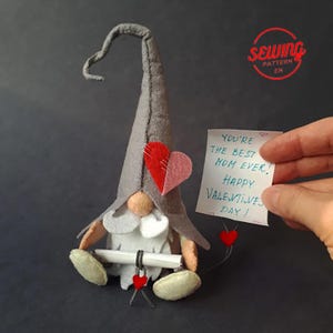 Patrón de costura en PDF para gnomo del Día de la Madre – Tutorial para muñeca de fieltro artesanal con pergamino con mensaje