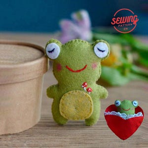 Adorable Pocket Frog Felt Hand Sewing Pattern | Kawaii Stuffed Animal DIY with Bedding | Valentine’s Day Gift