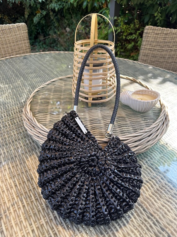 Chic collection: Black leather effect yarn