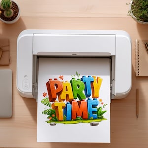 Pode incluir: Uma impressora branca imprimindo um gr&aacute;fico colorido "PARTY TIME" em uma folha de papel branca. O texto est&aacute; em letras de bloco 3D com cores laranja, verde, azul e amarelo. A imagem est&aacute; em uma superf&iacute;cie de madeira clara.