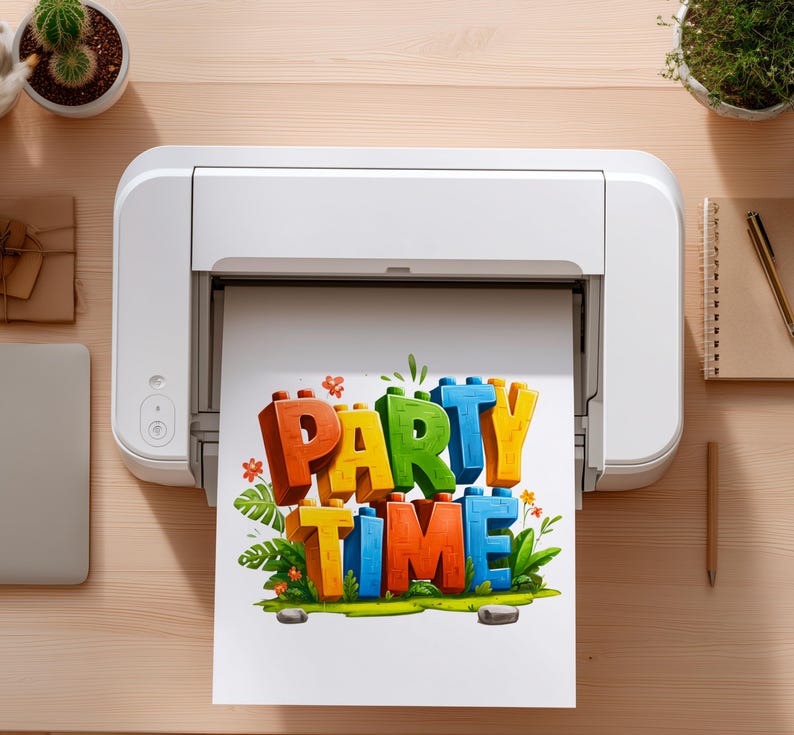 Pode incluir: Uma impressora branca imprimindo um gr&aacute;fico colorido "PARTY TIME" em uma folha de papel branca. O texto est&aacute; em letras de bloco 3D com cores laranja, verde, azul e amarelo. A imagem est&aacute; em uma superf&iacute;cie de madeira clara.
