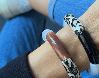 Bracciale in tubo colorato di perle in resina