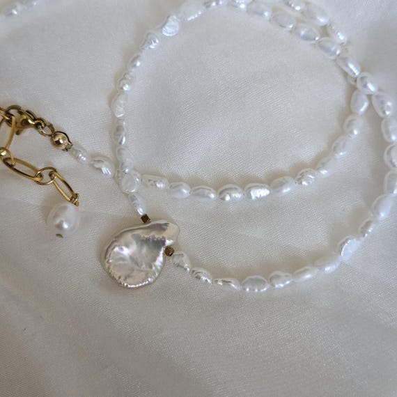 Elegant White Freshwater Pearl Choker: Handcrafted Cashew  display picture 3