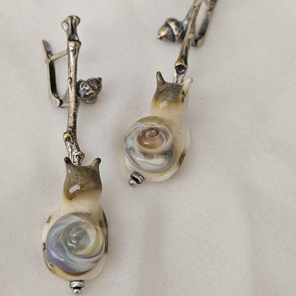 Kleurrijke slakoorbellen van muranoglas en lampwork in messing