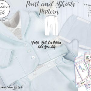 Puede incluir: Un patrón de costura para un conjunto de pantalón y pantalones cortos para bebé. El patrón incluye 5+ estilos de diseño en tallas de 3-6 meses, 6-9 meses, 9-12 meses, 12-18 meses y 18-24 meses. El patrón es para un atuendo azul claro con cuello blanco y botones. El texto "Pant and Shorts Pattern" está en la parte superior de la imagen. El texto "Jacket, Shirt Cap Patterns Sold Separately" está en el medio de la imagen.
