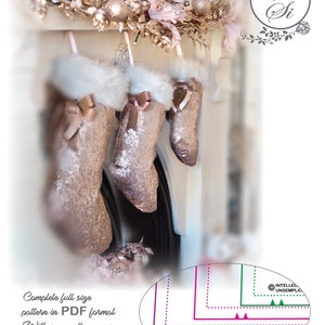 Op de afbeelding: Drie gouden kerstsokken met pailletten, witte nep bontkraag en roze satijnen strikken die aan een witte schouw hangen. De sokken zijn verkrijgbaar in drie maten: klein, medium en groot. De tekst "Complete full size pattern in PDF format with seam allowances 3 sizes included S-M-L" is zichtbaar in de afbeelding.