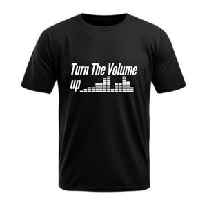 Puede incluir: Camiseta negra con el texto blanco "Turn The Volume up" y un gráfico de ecualizador de sonido. La camiseta es de manga corta y cuello redondo.