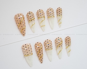 Franse puntnagels met stippen | Gouden krullen, strass-steentjes, elegant, handgemaakt