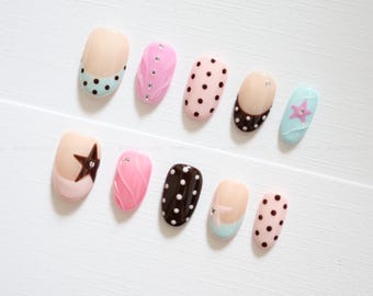Pastel chocoladekleurige plaknagels | Roze en blauwe stippen, sterrendesign, strass-accenten, handgemaakte kawaii nagelset