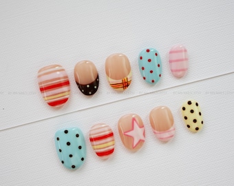 Pastelkleurige sterretjes op de nagels | Polka Dot, Streepjes, Kleurrijk Y2K, Handgemaakt Retro Kawaii
