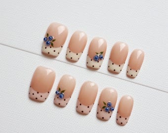 Blueberry polkadot druk op de nagels | Vierkante nagels met French Tip, nude basis, 3D-fruitbedels, handgemaakte Cottagecore-nagelset