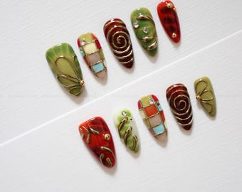 Uñas postizas con diseño floral de vidrieras / Uñas rojas y verde oliva, remolinos dorados, detalles de pedrería, set de uñas vintage hecho a mano