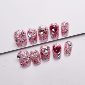 Glitzernde rosa Nägel mit großen Edelsteinakzenten/glitzernde Acrylnägel/glitzernde Katzenaugen/glitzernde Katzenaugen/abstrakte Nägel/Koreanische Nägel#049