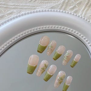 Uñas francesas con estampado de té verde: set floral primaveral
