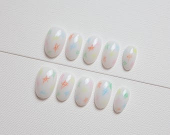 Pastel ster pers op nagels | Melkwitte geleinagels, kleurrijke krabbelsterren, handgemaakte kawaii-nagelset