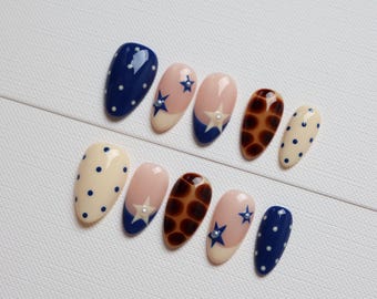 Pearl Starfish pers op nagels | Marineblauw, schildpad en gestippelde amandelnagels, zomernagelset kust