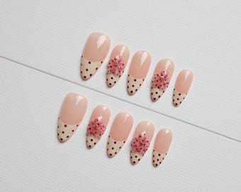 Aardbeiencrème bloemenpers op de nagels | Nude French Tips, bordeauxrode stippen, handgemaakte 3D-nagelset met bloemen