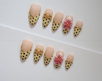 Vintage plaknagels met stippen | Nude en botergele French tips, 3D roze bloem, parelstrasssteentjes, handgemaakte nagelset