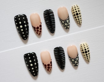 Abstracte zwart-witte plaknagels | Stippennagels, grafische lijntekening, nude French tips, handgemaakte moderne nagelset