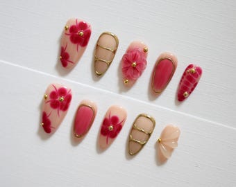 Roze bloemenprint plaknagels | Nude blush nagels, 3D bloem, gouden omlijning, handgemaakte elegante nagelset
