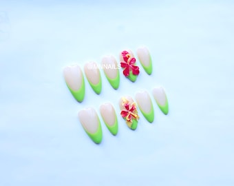 Neongroene french tip druk op de nagels met 3D tropische bloemen