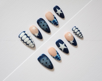 Middernachtblauwe sterretjes op de nagels | Marineblauwe stippen nagels, mozaïek French tips, wit hemels design, handgemaakte kawaii nagelset
