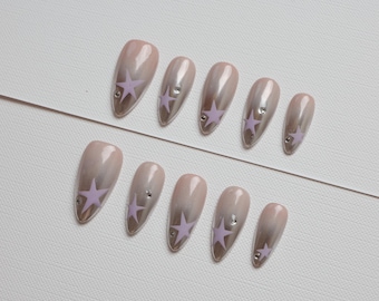 Dromerige lila ster pers op nagels | Pearl Chrome Jelly Nails, pastelpaarse sterren, strassaccent, handgemaakte kawaii-nagelset