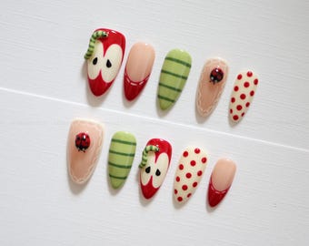 Kawaii appel plaknagels | Rode en groene fruitnagels, 3D wormpje, lieveheersbeestje en stippen, handgemaakte Kawaii nagelset