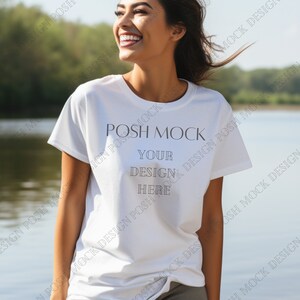 以下が含まれることがあります： 前面に「POSH MOCK YOUR DESIGN HERE」という文字が印刷された白いTシャツです。