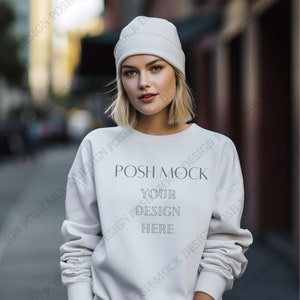Gildan 18000 Mockup City | Gildan Weiß Sweatshirt Mockup | Sweatshirt Modell Mockup | Herbst Mockup | Winter Mockup | Gildan Oversized Mockup