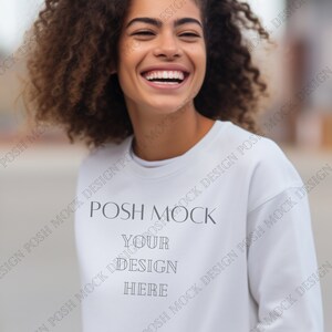 Gildan 18000 Mockup | Gildan Weiß Sweatshirt Mockup | Gildan Model Mockup | Herbst Mockup | Winter Mockup | Gildan Oversized Crewneck Mockup