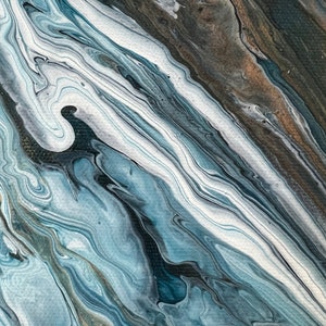 Puede incluir: Pintura abstracta con colores azules, blancos y grises que se arremolinan. Los colores crean un efecto de m&aacute;rmol, que se asemeja a un r&iacute;o o arroyo.