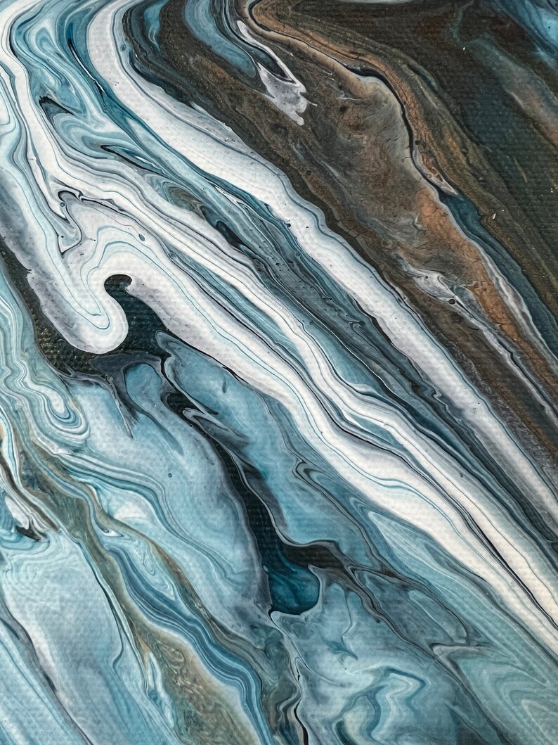 Puede incluir: Pintura abstracta con colores azules, blancos y grises que se arremolinan. Los colores crean un efecto de m&aacute;rmol, que se asemeja a un r&iacute;o o arroyo.