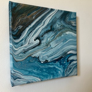 Puede incluir: Pintura abstracta sobre lienzo con colores azules, blancos y grises en espiral. La pintura tiene un efecto marmoleado.