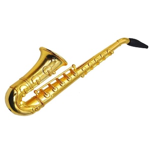 Pode incluir: Um cachimbo em forma de saxofone de cor dourada. O cachimbo tem um bocal preto.