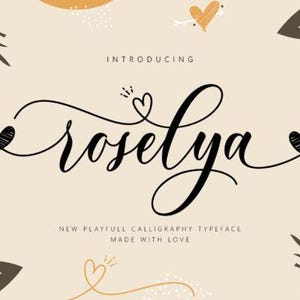 Puede incluir: Fondo beige con la palabra "Roselya" en elegante caligrafía negra. El diseño incluye corazones decorativos y elementos florales, con el texto "Introducing" y "New Playful Calligraphy Typeface Made with Love."