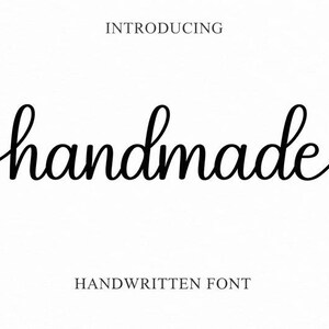 Puede incluir: Fuente cursiva negra con la palabra "handmade" en el centro sobre un fondo blanco. Encima de la palabra "handmade" está la palabra "INTRODUCING" y debajo el texto "HANDWRITTEN FONT".