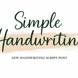 Puede incluir: Gráfico con las palabras "Simple Handwriting" en una fuente de escritura verde oscuro. Las palabras están sobre una pincelada marrón claro. Debajo, el texto "NEW HANDWRITING SCRIPT FONT" en una fuente sans-serif más pequeña.