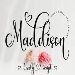 Puede incluir: Diseño gráfico con el nombre "Maddison" en elegante escritura negra, adornado con un corazón. El diseño incluye las frases "with a lovely stylistic set" y "lovely script", junto con dos flores borrosas.