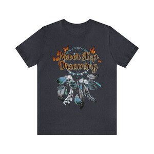 Never Stop Dreaming Graphic Tee , Dreamcatcher Shirt, Schmetterling T-Shirt, Dream Catcher mit Federn und Perlen Shirt, Affirmation T-Shirt. Bild 5