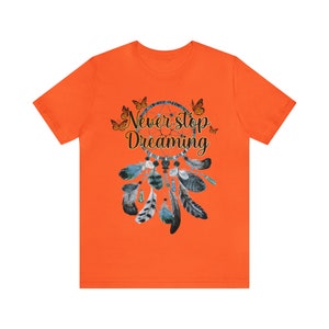 Never Stop Dreaming Graphic Tee , Dreamcatcher Shirt, Schmetterling T-Shirt, Dream Catcher mit Federn und Perlen Shirt, Affirmation T-Shirt. Bild 2
