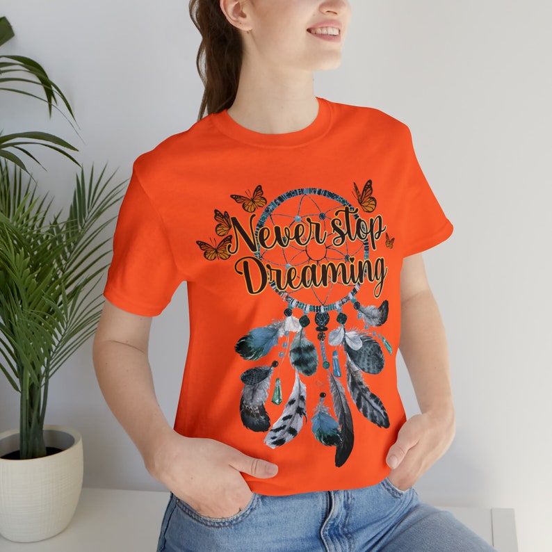 Never Stop Dreaming Graphic Tee , Dreamcatcher Shirt, Schmetterling T-Shirt, Dream Catcher mit Federn und Perlen Shirt, Affirmation T-Shirt. Bild 4