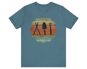 Gartenwerkzeuge Grafik-T-Shirt, Garten-Shirt, Frühlingszeit T-Shirt, Landwirtschaft, Gartenbekleidung, Pfirsich, Dunkelgrün, weiches Gelb, schwarzes grafisches Hemd