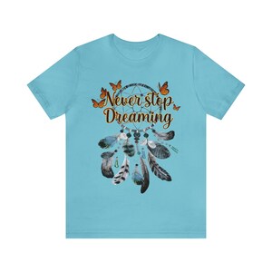 Never Stop Dreaming Graphic Tee , Dreamcatcher Shirt, Schmetterling T-Shirt, Dream Catcher mit Federn und Perlen Shirt, Affirmation T-Shirt. Bild 7