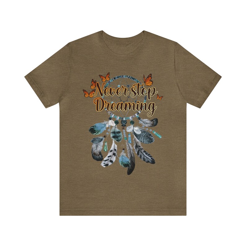 Never Stop Dreaming Graphic Tee , Dreamcatcher Shirt, Schmetterling T-Shirt, Dream Catcher mit Federn und Perlen Shirt, Affirmation T-Shirt. Bild 8