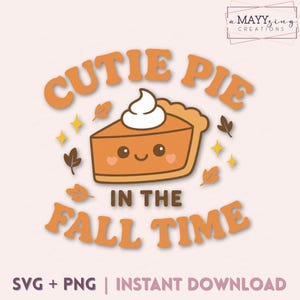 Puede incluir: Gráfico digital con una porción de tarta de calabaza sonriente con crema batida, hojas de otoño y estrellas. El texto dice "CUTIE PIE IN THE FALL TIME". Un diseño para el otoño.
